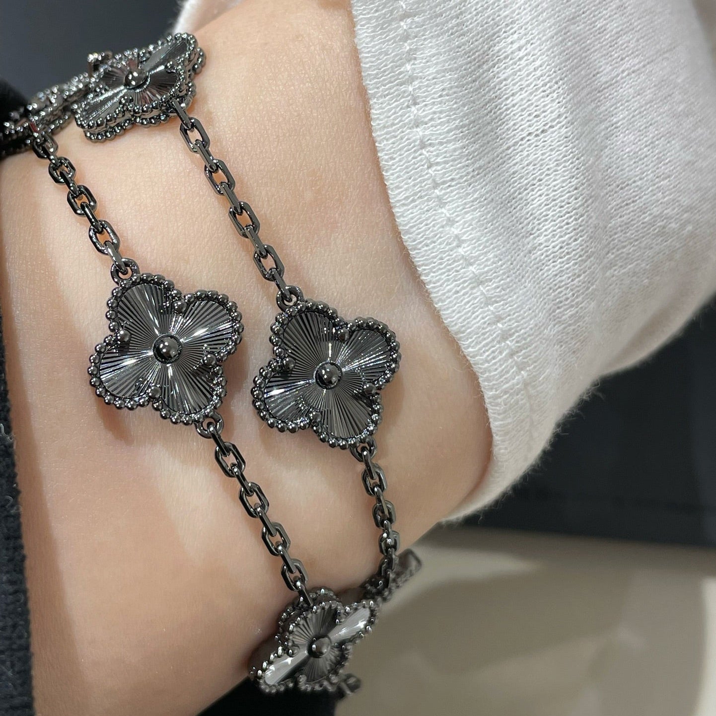 [AuraEcho]CLOVER 5 MOTIF BLACK BRACELET
