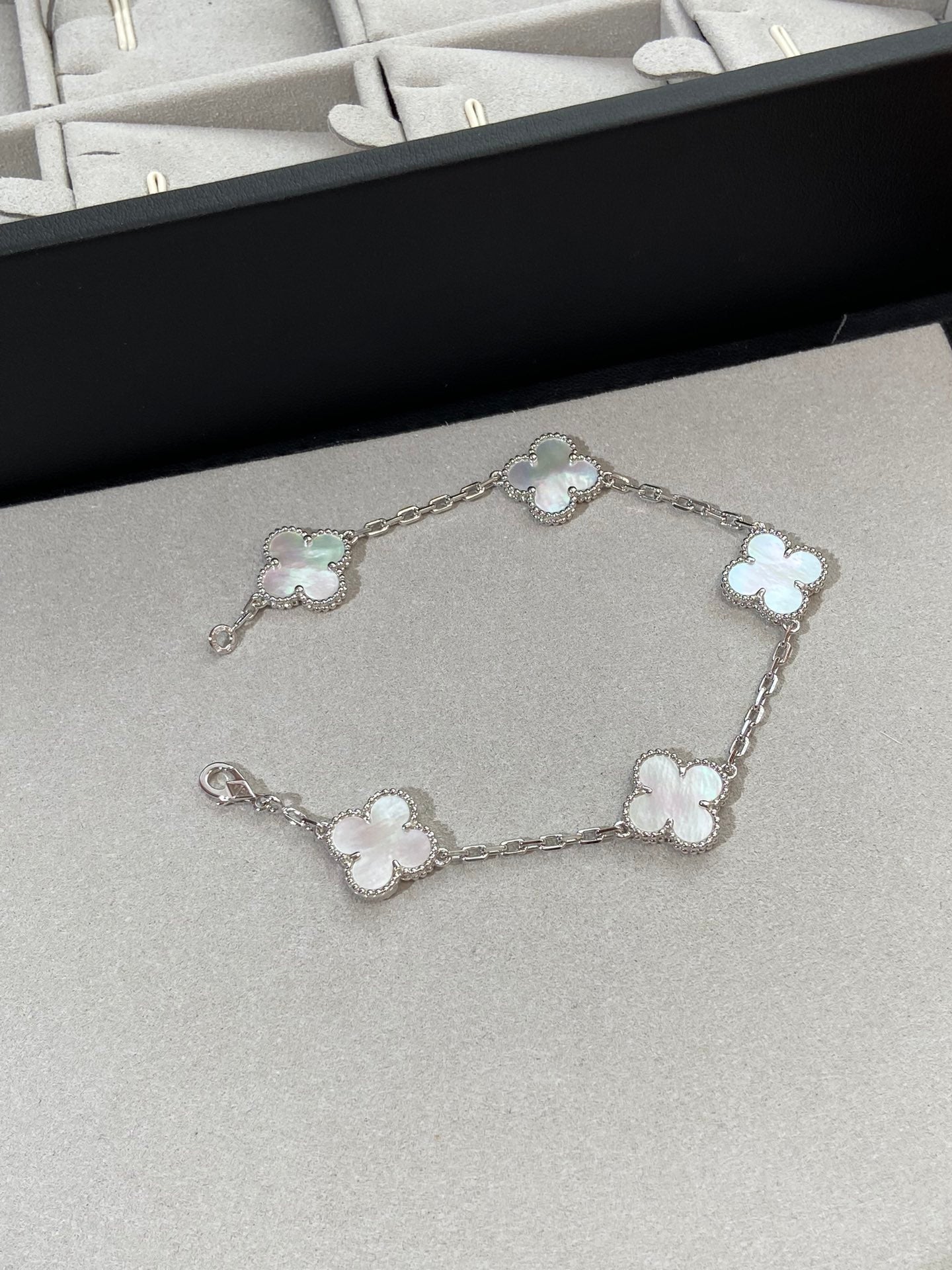 [AuraEcho]CLOVER WHITE PEARL MOP 5 MOTIF BRACELET COLLECTION