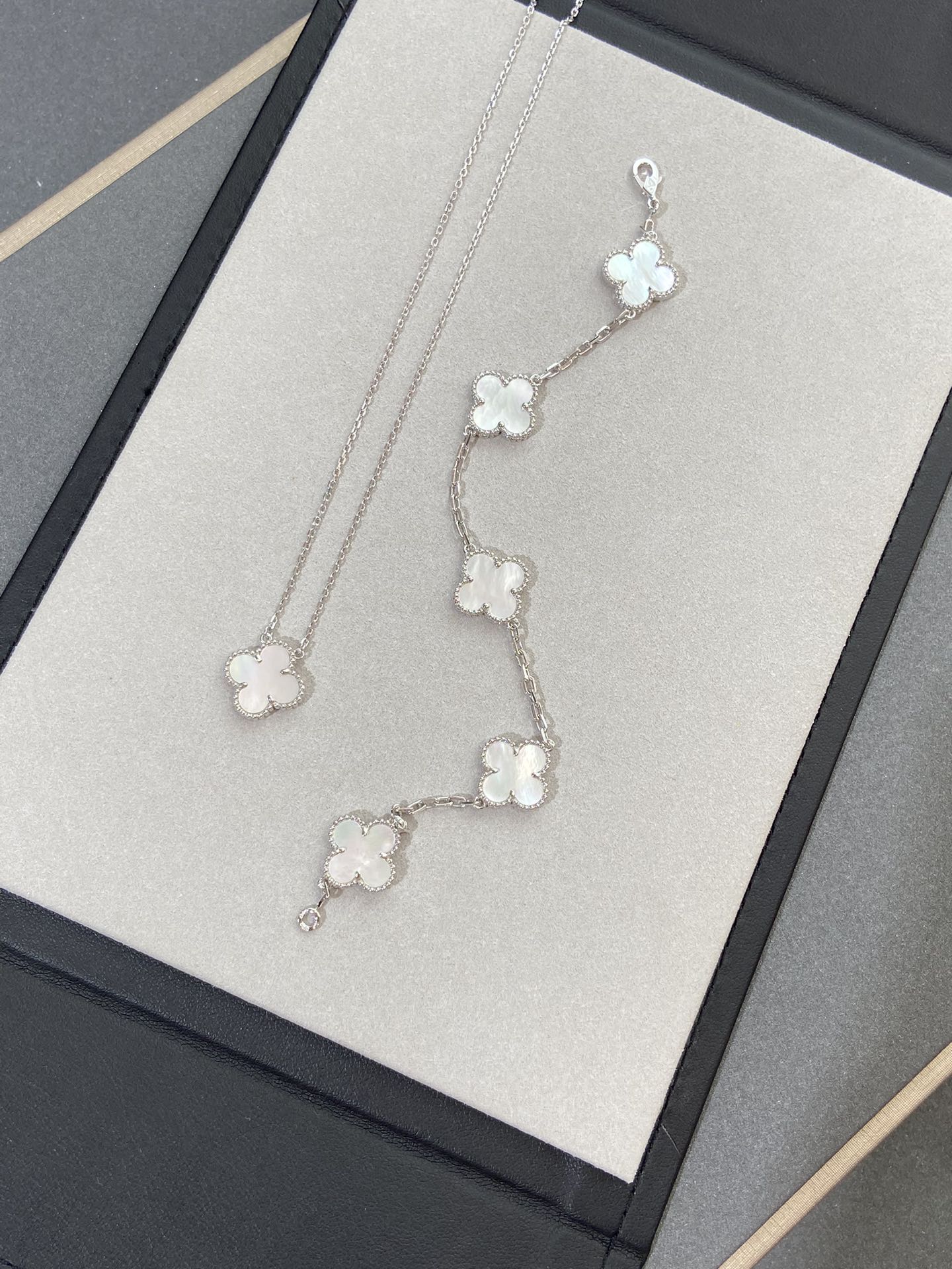 [AuraEcho]CLOVER WHITE PEARL MOP 5 MOTIF BRACELET COLLECTION