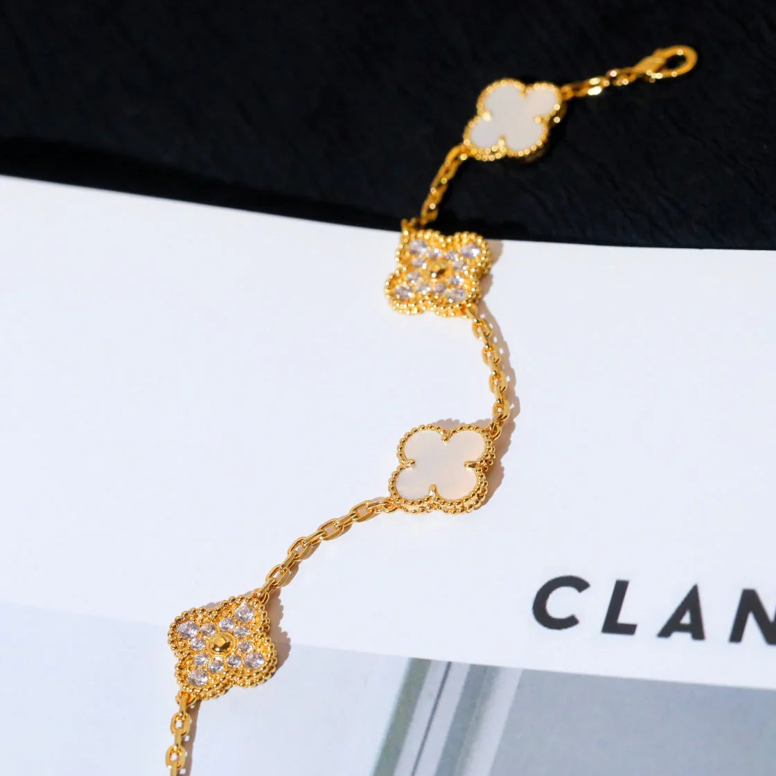 [AuraEcho]CLOVER WHITE PEARL MOP 5 MOTIF BRACELET COLLECTION