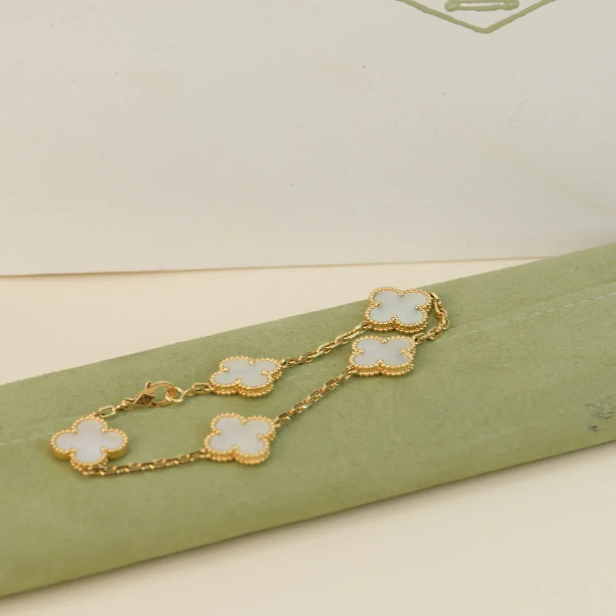 [AuraEcho]CLOVER WHITE PEARL MOP 5 MOTIF BRACELET COLLECTION