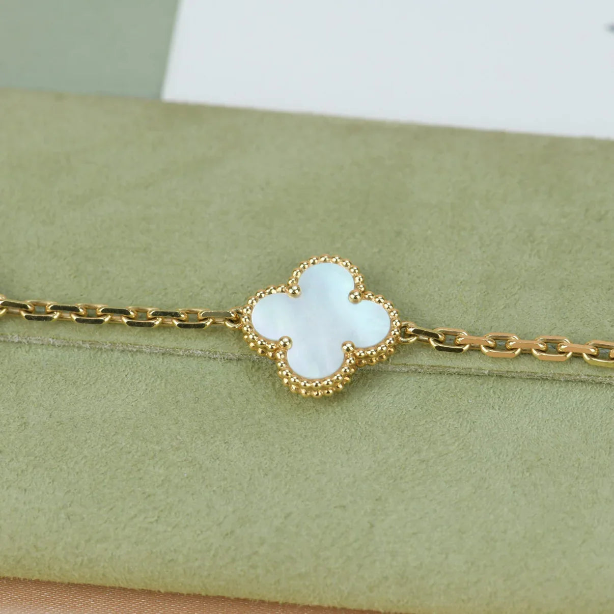 [AuraEcho]CLOVER WHITE PEARL MOP 5 MOTIF BRACELET COLLECTION