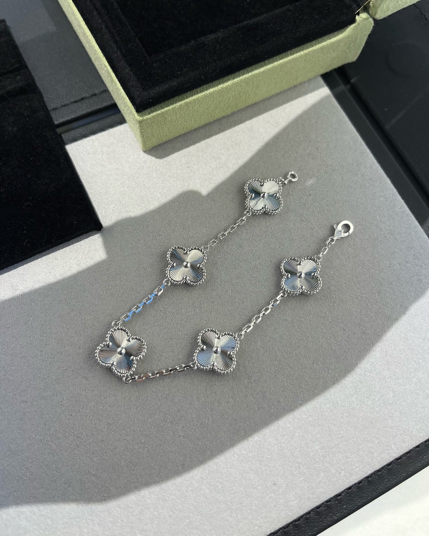 [AuraEcho] CLOVER 5 MOTIF LASER BRACELET COLLECTION